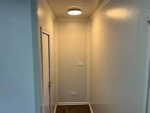 Bureau standard avec salle de bain et deux fenêtres