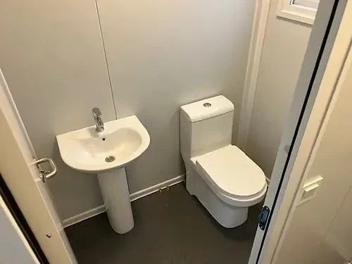 Bureau standard avec salle de bain et deux fenêtres