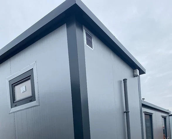 Cabine de toilettes avec double cabine