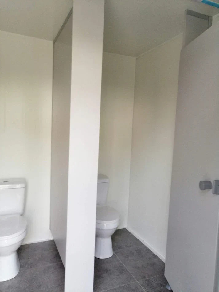 Remorque WC avec WC double 6x2,40 mètres.