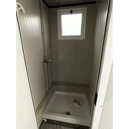 Unité sanitaire SDU avec toilettes, douche, lavabo et urinoir